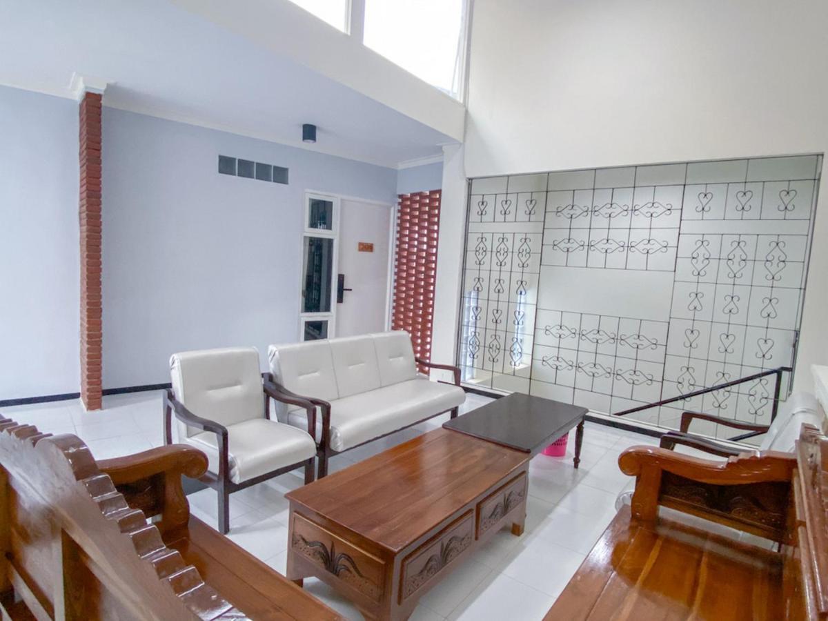 Reddoorz Syariah At Mitra Guest House Malang Exterior photo