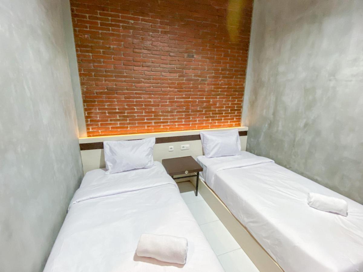 Reddoorz Syariah At Mitra Guest House Malang Exterior photo